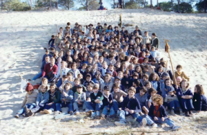 Grupo de niños en 1980 en el decimo aniversario del grupo scout 188