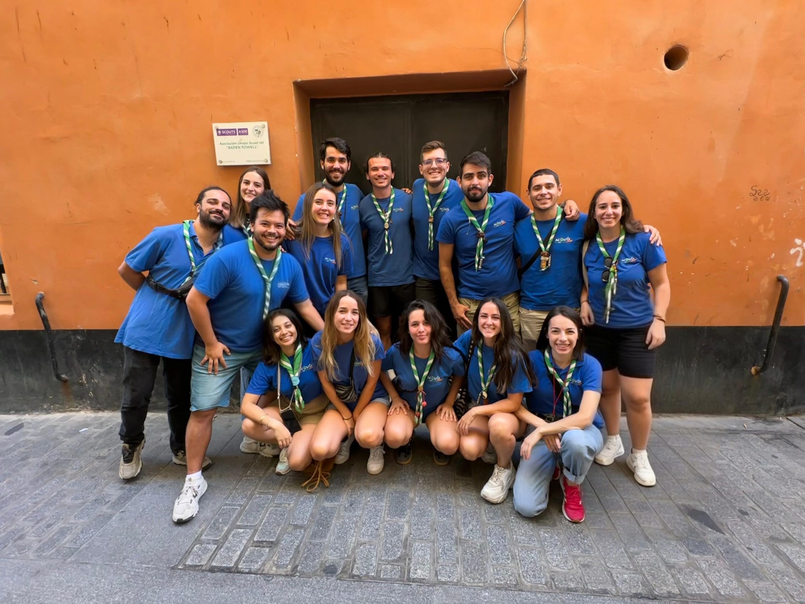 Imagen de los scouters del Grupo 188 en la puerta del local