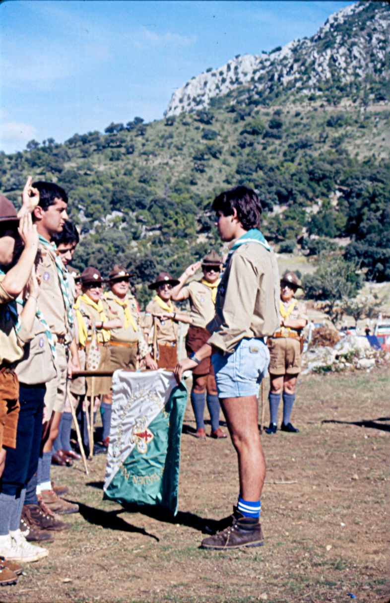 Imagen de una ceremonia de promesa al aire libre en 1984